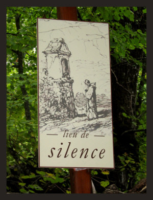 Sign exhorting pilgrims to procede in silence